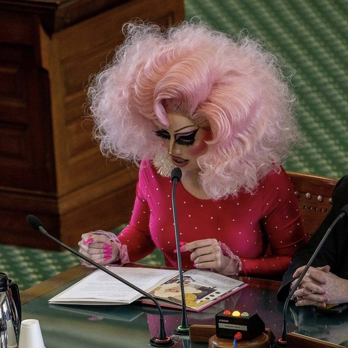 Elvirus speaking at the capital